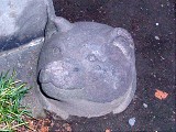 犬の頭をかたどった石像の写真